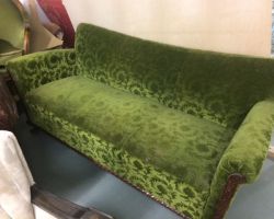 Chippendale-sohva ja kaksi nojatuolia